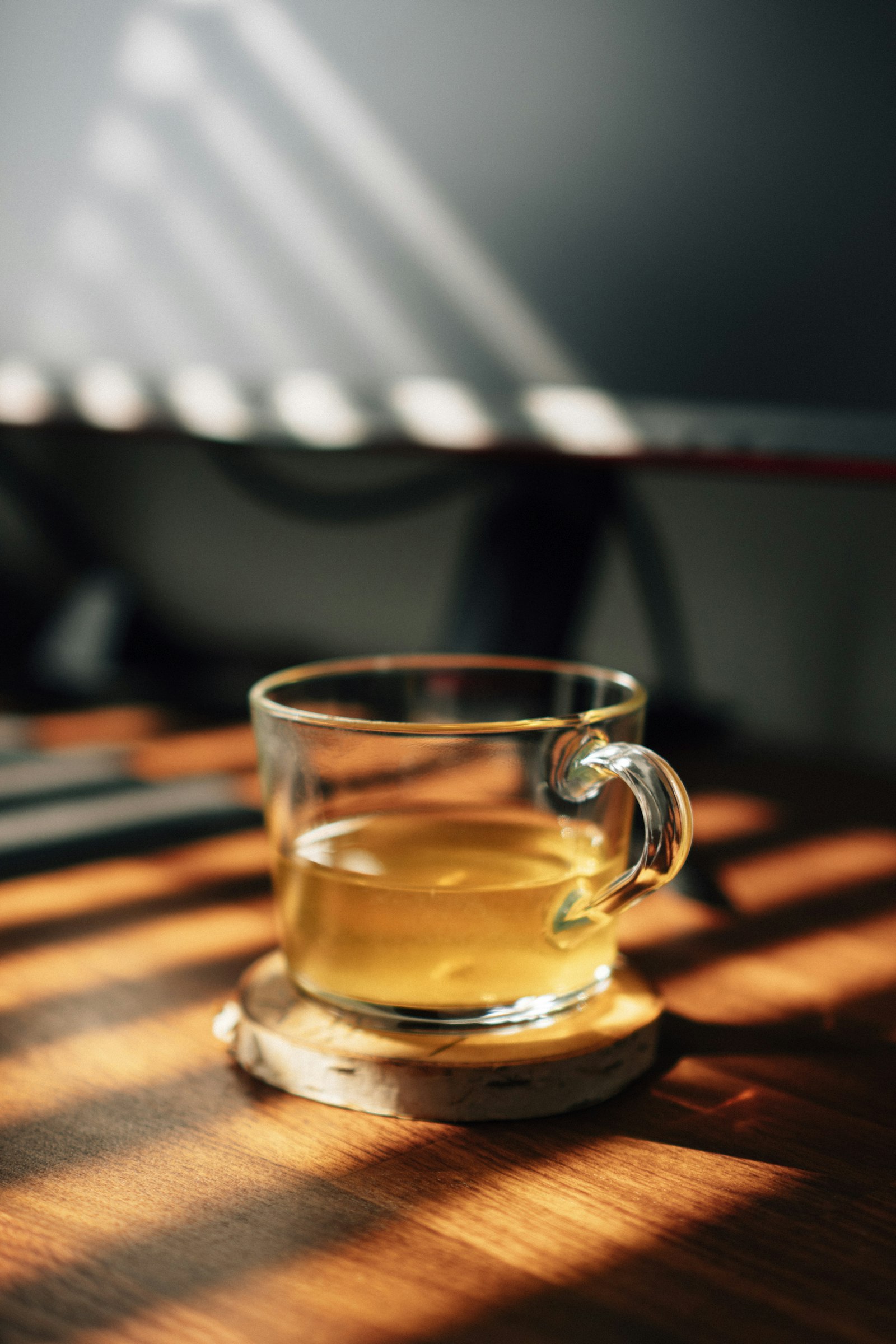 작은 기쁨이 너무 사소하게 느껴질 때 탁자 위에 놓인 투명한 유리 머그잔 - Unsplash